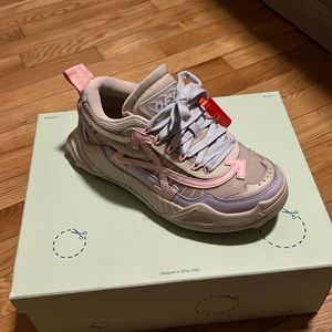 Womens off white sneaker size 37